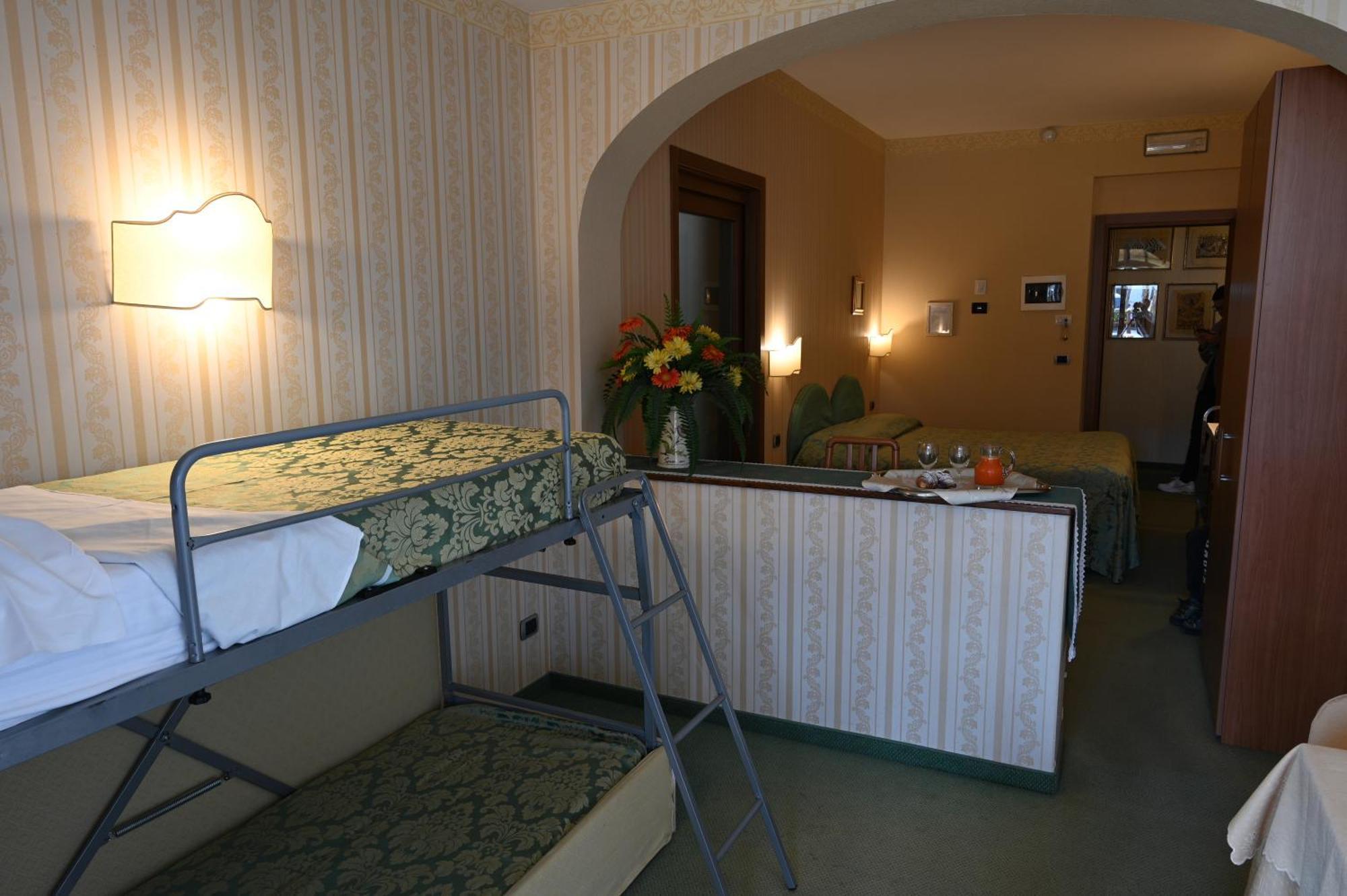Hotel Ristorante La Lanterna Кастельнуово-ді-Гарфаньяна Екстер'єр фото