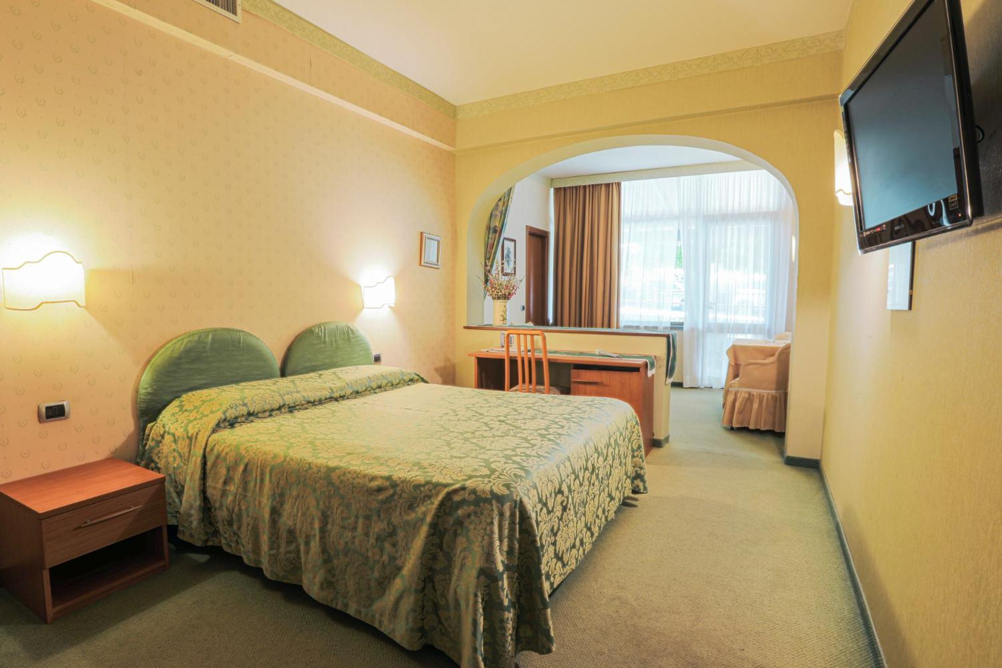 Hotel Ristorante La Lanterna Кастельнуово-ді-Гарфаньяна Екстер'єр фото